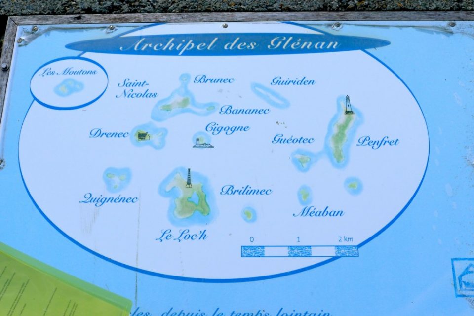 Dibujo de una casa con las islas del archipiélago de Glénans.